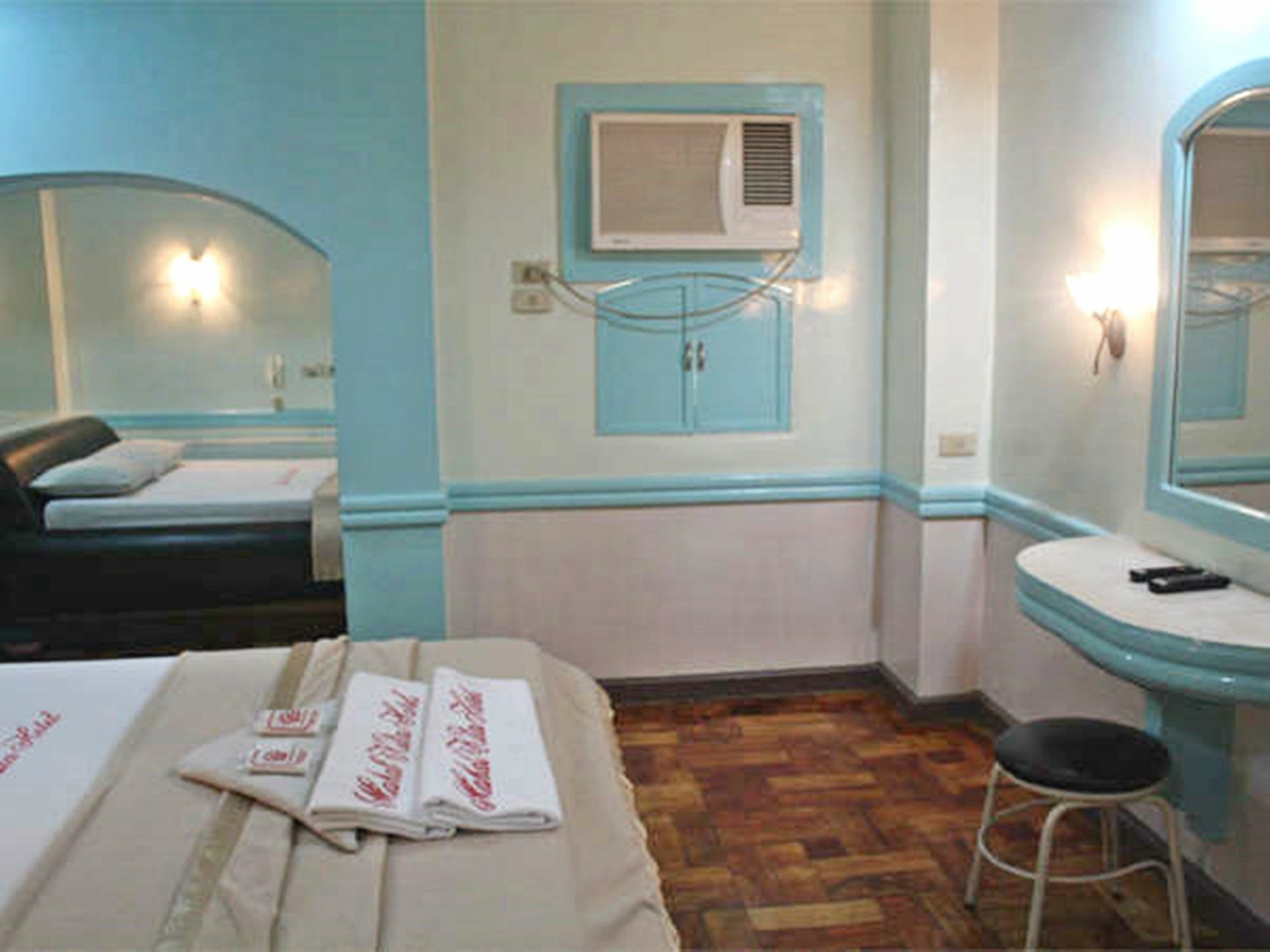 Mahal Kita Drive Inn Pasay Esterno foto